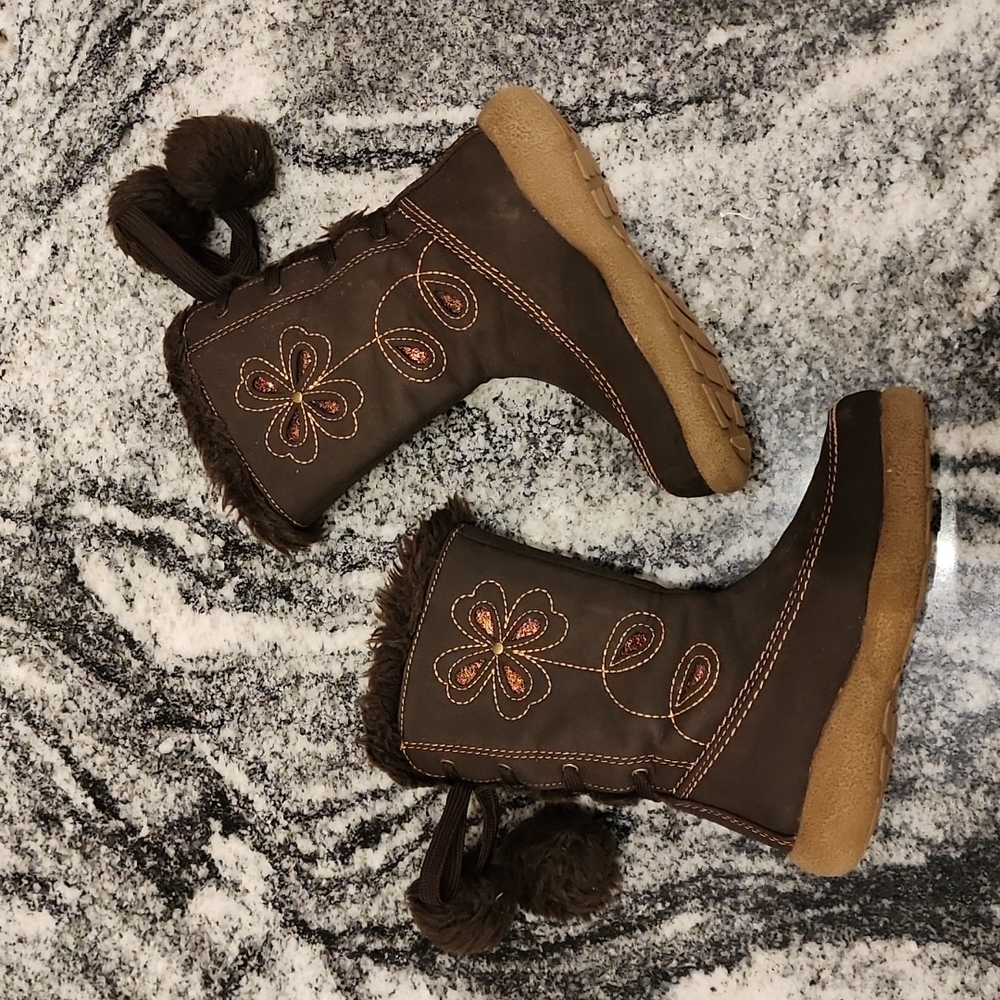 9T Zip Up Fashion Boots Faux Fur Lined Pom Poms Mukluk Look Comfy Trend Warm